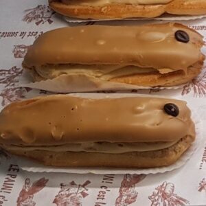 Eclair au café